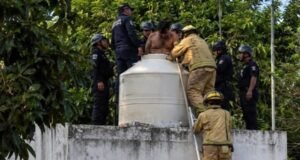 Lo cacharon y terminó en un Rotoplas! Hombre se esconde en un tinaco y pide auxilio a gritos en Timucuy