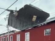 Techo sale volando y queda atrapado en cables de alta tensión en el Centro de Mérida