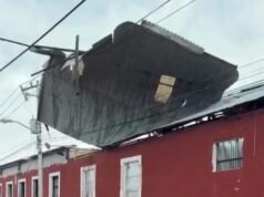 Techo sale volando y queda atrapado en cables de alta tensión en el Centro de Mérida