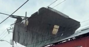 Techo sale volando y queda atrapado en cables de alta tensión en el Centro de Mérida