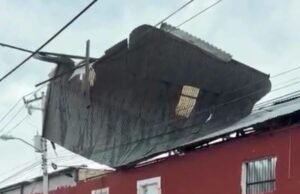 Techo sale volando y queda atrapado en cables de alta tensión en el Centro de Mérida