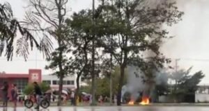 Vecinos llevan al límite la protesta y bloquean el Periférico Sur por falta de luz