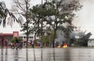Vecinos llevan al límite la protesta y bloquean el Periférico Sur por falta de luz