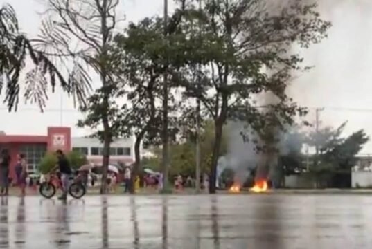 Vecinos llevan al límite la protesta y bloquean el Periférico Sur por falta de luz