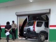 Susto en Serapio Rendón: vehículo se mete a frutería tras perder el control