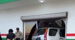 Susto en Serapio Rendón: vehículo se mete a frutería tras perder el control