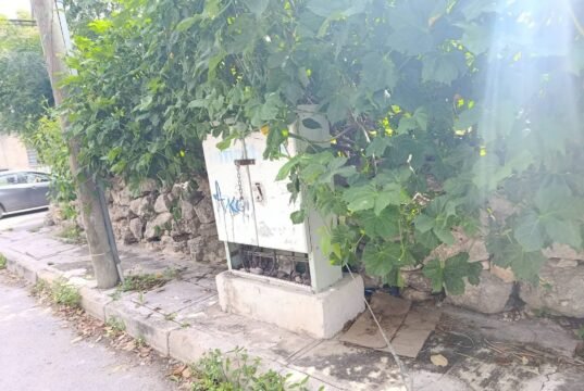 Registros telefónicos deteriorados representan riesgo para peatones en calles de Yucatán