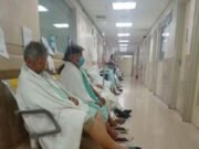 Saturación en la T1 del IMSS deja a pacientes esperando en pasillos y hasta sobre cartones