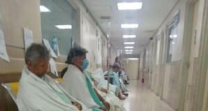 Saturación en la T1 del IMSS deja a pacientes esperando en pasillos y hasta sobre cartones