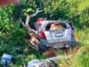 Spark termina contra un árbol en la Mérida-Cancún; un pasajero queda atrapado