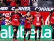Mora brilla desde los once pasos y Tijuana se impone con autoridad a Pumas