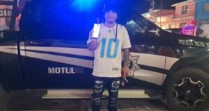 Policías de Motul encuentran celular perdido y lo entregan a su dueño