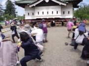 A puro músculo! 1,800 personas mueven un castillo de 360 toneladas en Japón