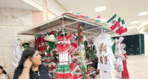 Banderas, matracas y sombreros mexicanos ya aparecen en tiendas ante la cercanía de las celebraciones patrias.