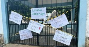 Padres toman primaria en Chankom y exigen rehabilitación antes de permitir el regreso a clases