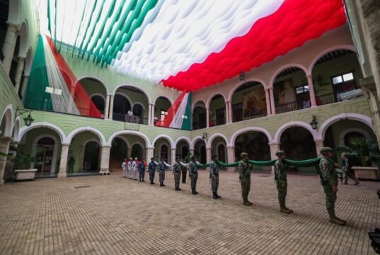 Con izamiento de la Bandera, Yucatán da inicio a las celebraciones del Mes de la Patria