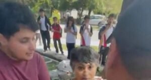 Adulta mayor termina en confrontación con alumna de secundaria en Pensiones