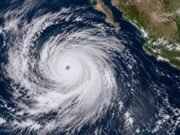 Huracán Polo se fortalece y mantiene en vigilancia al Pacífico mexicano