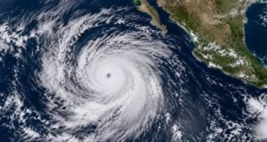 Huracán Polo se fortalece y mantiene en vigilancia al Pacífico mexicano