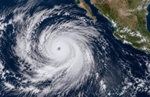 Huracán Polo se fortalece y mantiene en vigilancia al Pacífico mexicano