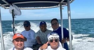 Mientras Motul reclama atención, Lucio Estrella presume paseo en lancha