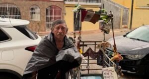 Don Pedrito pedalea por Mérida en busca de trabajo y recibe apoyo de la comunidad